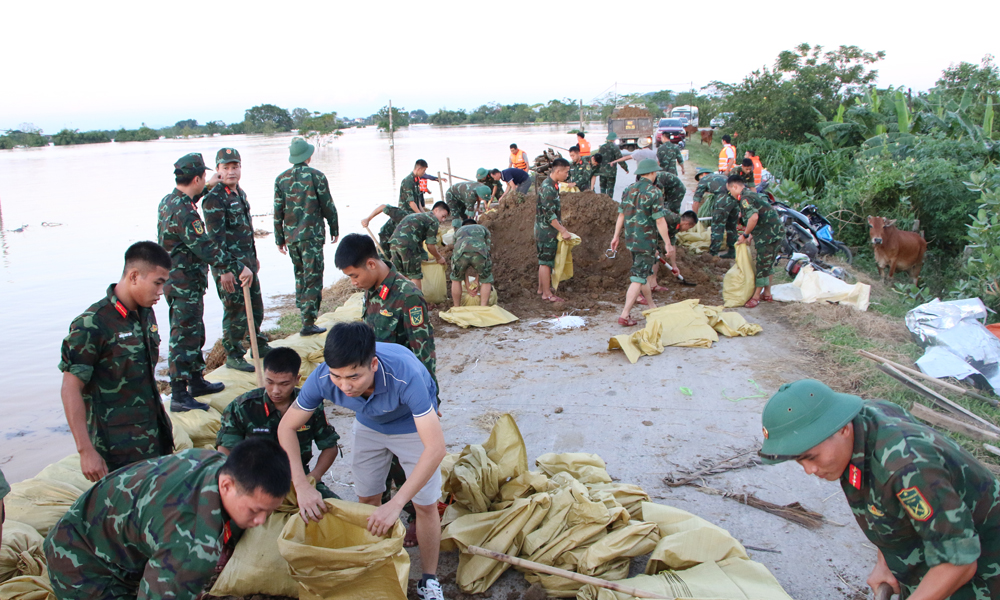  Bắc Ninh: Huy động lực lượng chống tràn đê tả Cầu